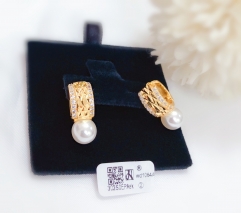 Pearl earrings in gold style