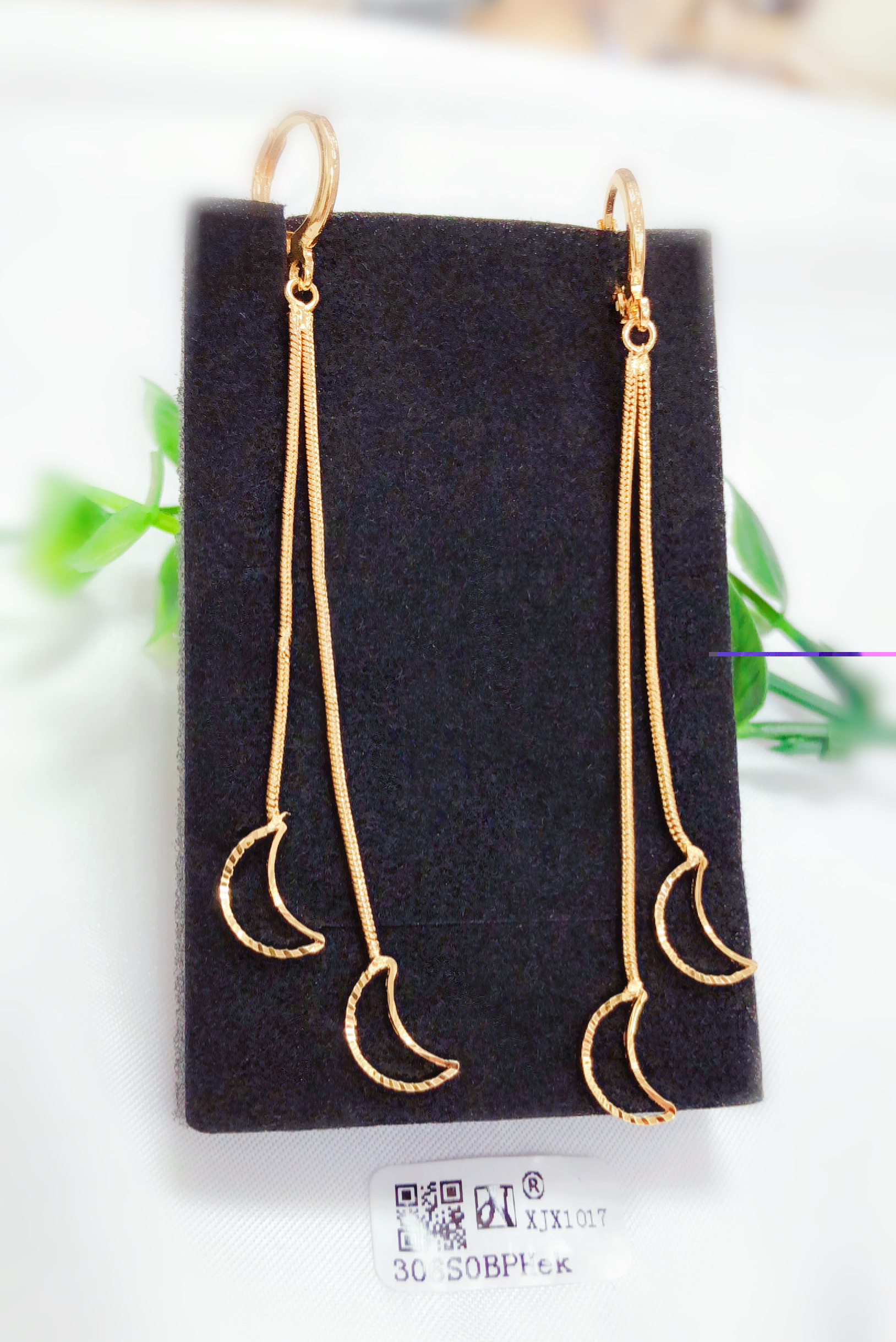 Suitable daily wear style hollow moon earring