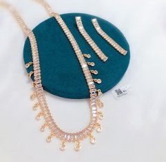 Gold-tone earrings and necklace with full diamonds