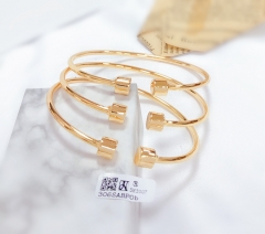 Simple glossy style gold bracelet set