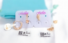 Simple and fashionable gold earrings