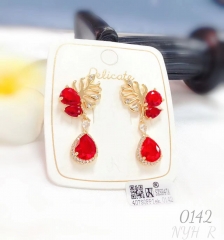 Red zircon dazzling earring