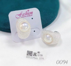 Whiter style pearl whiter/gold earring