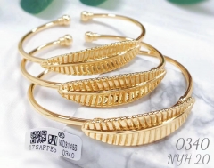 Leaf style gold bangle set