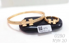 Classic and glossy gold bangle and ring set