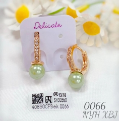 Green pearl gold earrings