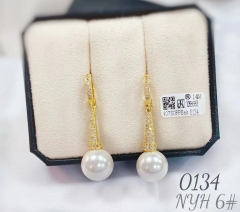 Whiter pearl pendant earring