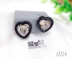 Black edging heart zircon dazzling earrings