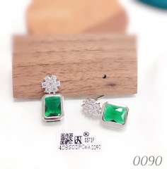 Exquisite green gem earring