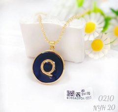 Q letter black background round necklace