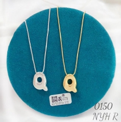 Letter Q shiny necklace