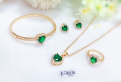 Green gem heart exquisite jewelry set