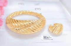 Glossy gold simple bangle ring