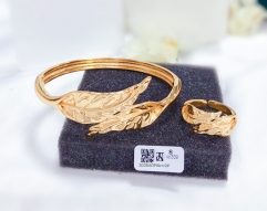 Glossy leaf gold bangle ring