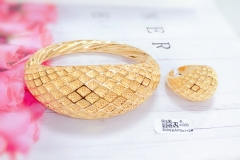 Glossy gold simple bangle ring