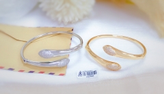 Horseshoe Style Shiny Bangle Set