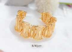 Single gold-tone bracelet