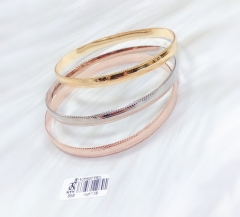 Glossy style fashion bangle set