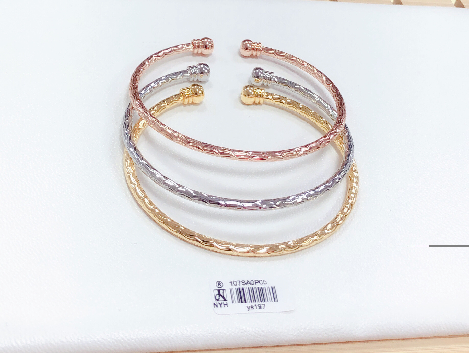 Glossy style fashion bangle set