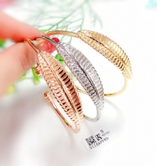 Leaf style gold bangle set