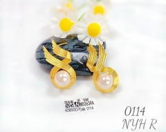 Irregular gold pearl earring