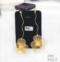 Flower style gold pendat earring