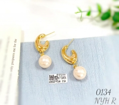 Glossy style pearl pendant earring