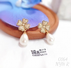 Whiter beads pendant four leaf gold earring