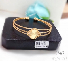 Four leaf classic style bangle