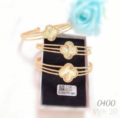 Four leaf classic style bangle set