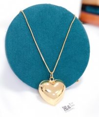 Glossy heart model shiny necklace