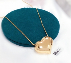 Glossy heart model shiny necklace