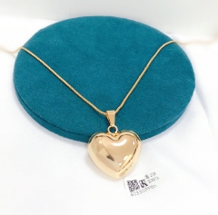 Glossy heart model shiny necklace