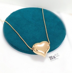 Glossy heart model shiny necklace