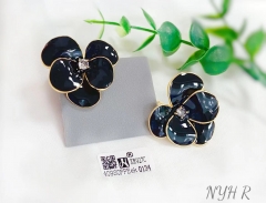 Black flower fashion stud earring