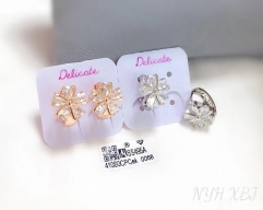 Flower model dazzling earring