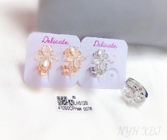 Flower model dazzling earring