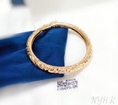 Shiny simple single bangle