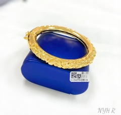 Glossy patterns gold color single bangle