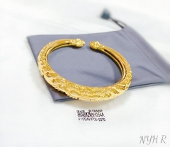 Fine patterns gold color single bangle