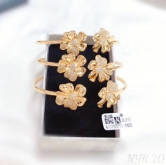 Flower model shiny bangle set