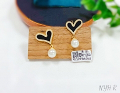 Black heart pearl stud earring