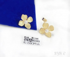 Flower model pearl stud earring