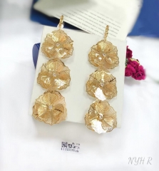 Flower model glossy pendant earring