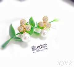 Clover style pearl pendant stud earring