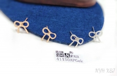 Simple bow model stud earring