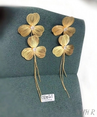 Clover model exquisite earring