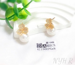 Clover style elegant pearl earring