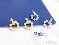 Elegant hollow style pearl earring