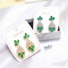 Green zircon dazzling pendant earring